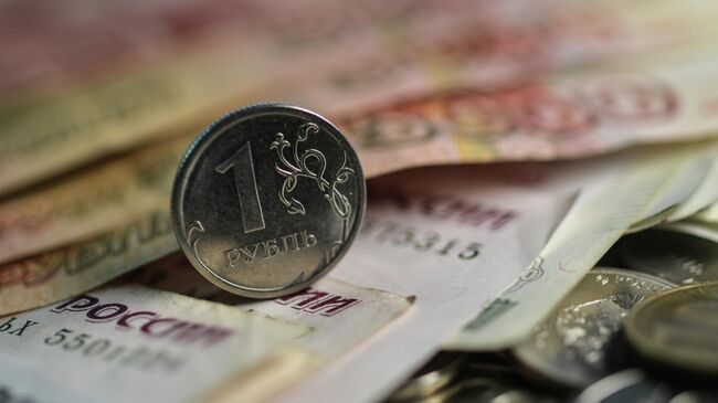 Денежные купюры и монеты Денежные купюры и монеты